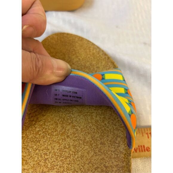 Fitflops x YinkaILori sandals US 7 multi color geometric shapes - Picture 6 of 7